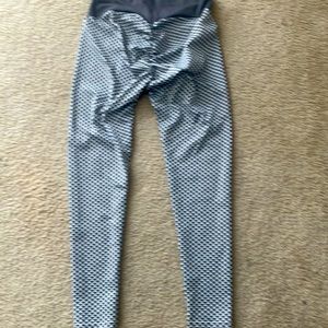 Size large never worn TikTok leggings scrunch